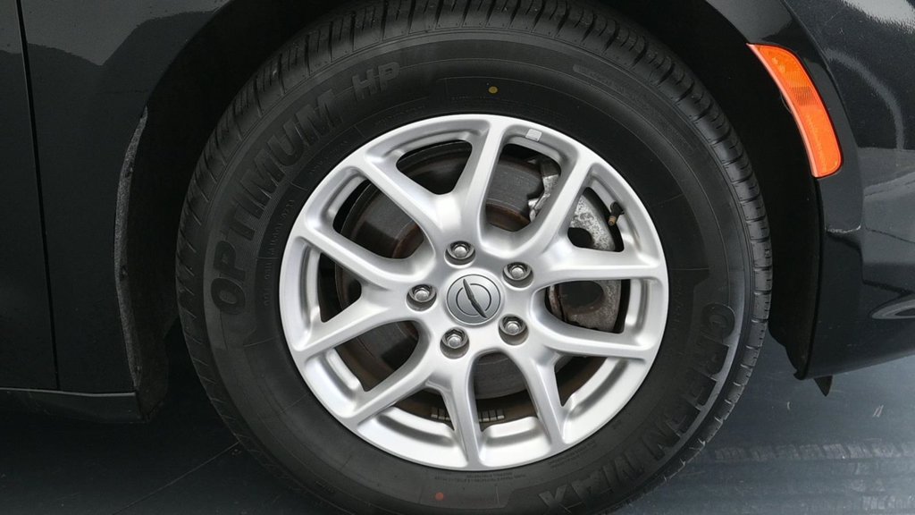 Used 2023 Chrysler Pacifica Touring-L FWD image 15