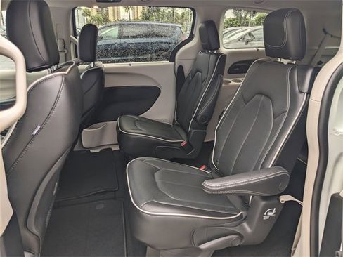 Used 2023 Chrysler Pacifica Limited image 11