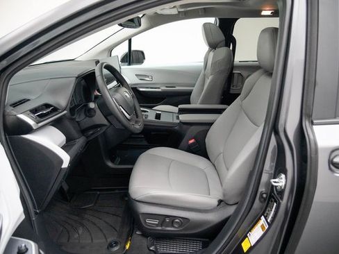 Used 2025 Toyota Sienna XLE image 15