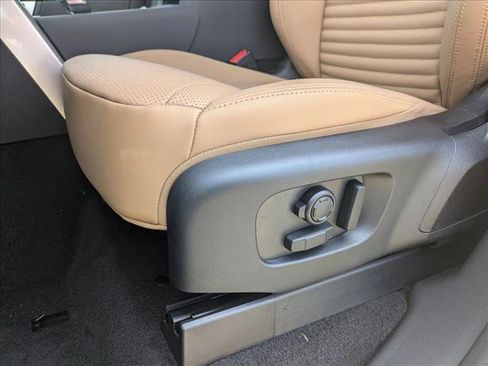 New 2025 Land Rover Discovery Dynamic SE image 4