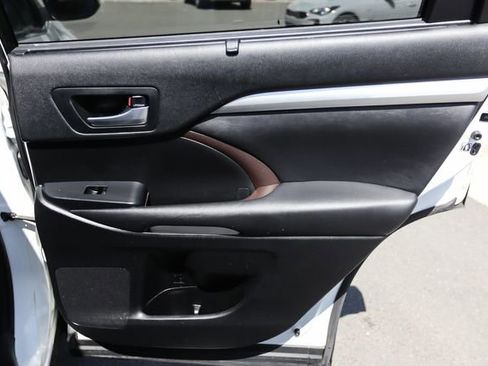 Used 2017 Toyota Highlander XLE image 45