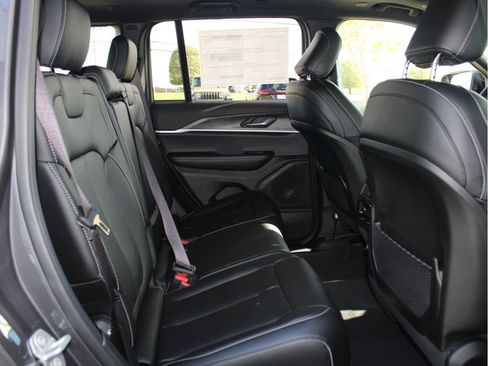New 2025 Jeep Grand Cherokee Limited image 31
