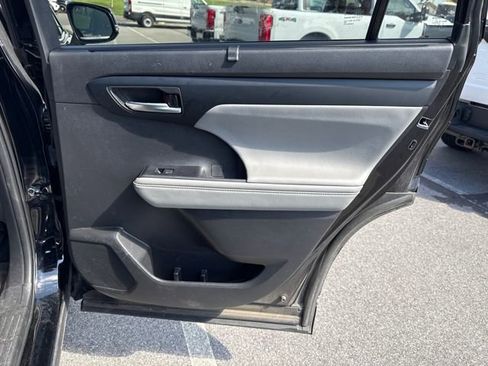 Used 2023 Toyota Highlander XLE image 17