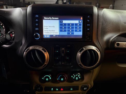 Used 2018 Jeep Wrangler Unlimited Rubicon w/ Dual Top Group AWD/4WD image 17