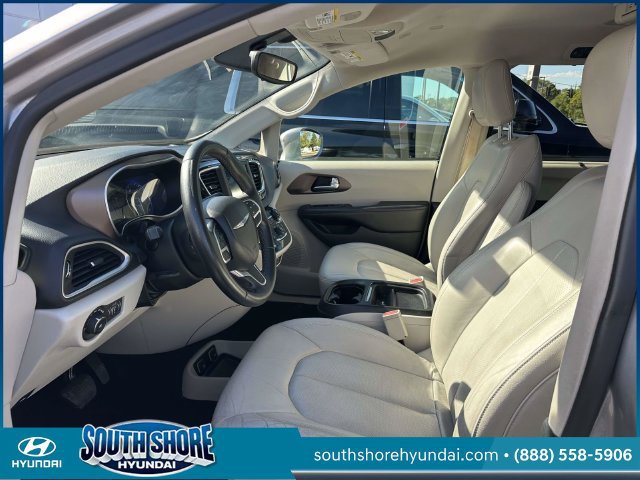Used 2018 Chrysler Pacifica Touring-L FWD image 17