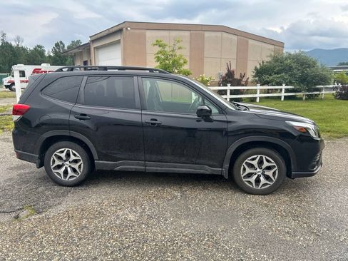 Used 2024 Subaru Forester Premium AWD/4WD image 5