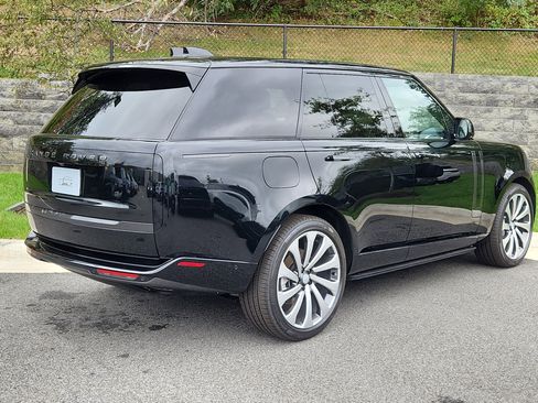 New 2025 Land Rover Range Rover SE image 2