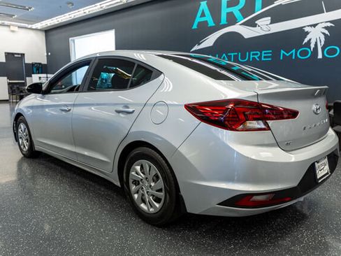 Used 2019 Hyundai Elantra SE w/ Winter Weather Package image 9