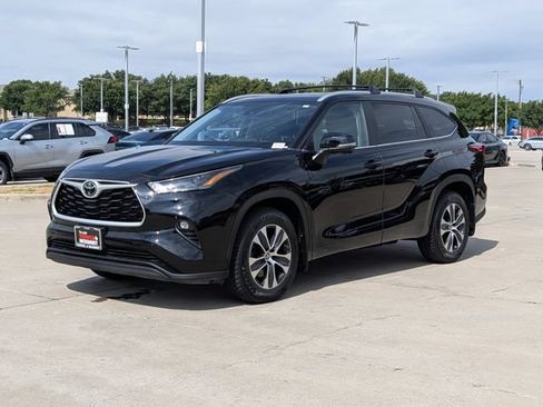 Used 2023 Toyota Highlander XLE AWD/4WD image 9