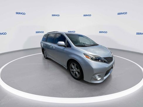 Used 2017 Toyota Sienna SE FWD image 2