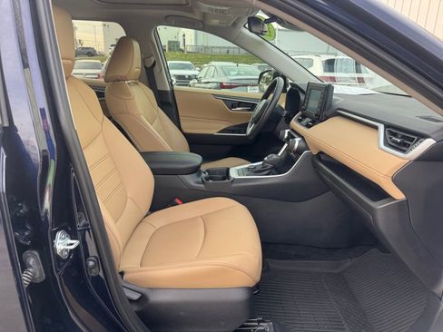 Used 2021 Toyota RAV4 XLE Premium image 30