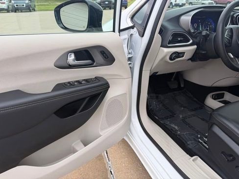 Used 2024 Chrysler Pacifica Touring-L FWD image 15