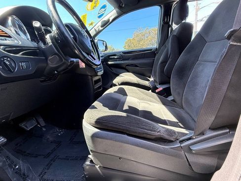 Used 2016 Dodge Grand Caravan SE FWD image 12