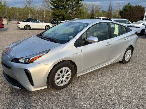 Used 2021 Toyota Prius LE image 3