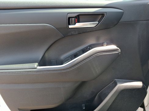 Used 2024 Toyota Highlander XLE AWD/4WD image 13
