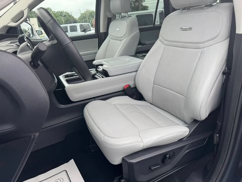 Used 2025 Ford Expedition Platinum w/ Driver's Package AWD/4WD image 5