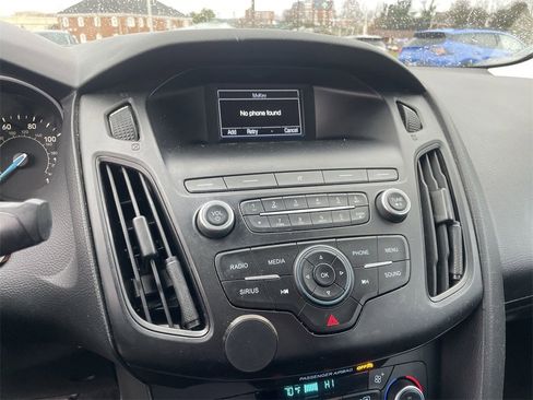 Used 2018 Ford Focus SE w/ SE Appearance Package image 11