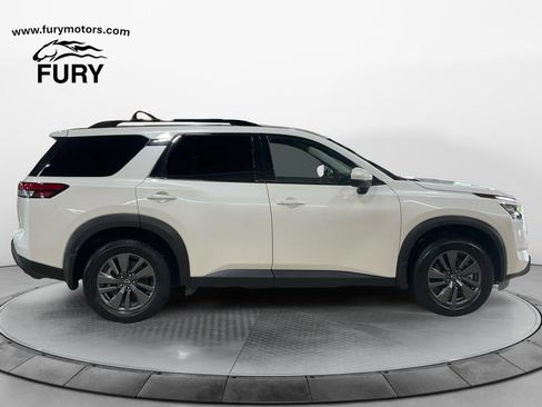 Used 2024 Nissan Pathfinder SV AWD/4WD image 2