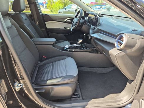 Used 2025 Chevrolet Trax LT w/ LT Convenience Package FWD image 30