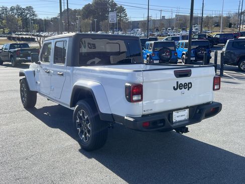 Used 2022 Jeep Gladiator Sport AWD/4WD image 6