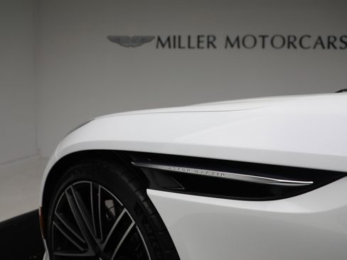 Used 2024 Aston Martin DB12 Convertible image 33