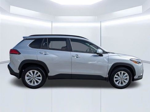 Used 2024 Toyota Corolla Cross LE FWD image 3