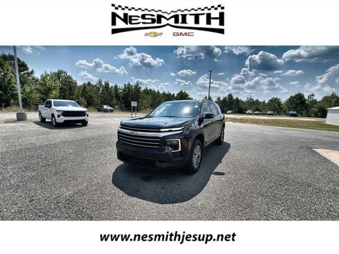 Used 2025 Chevrolet Traverse LT image 1
