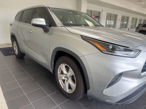 Used 2021 Toyota Highlander L FWD image 5