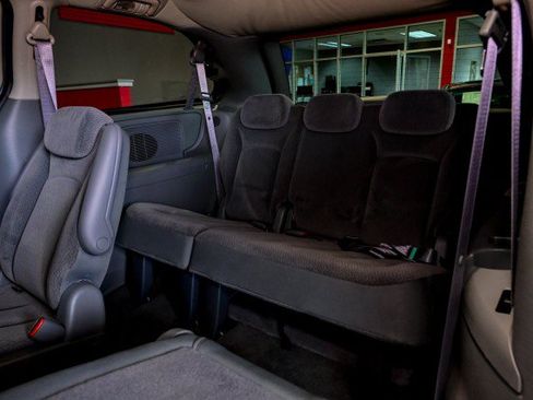 Used 2006 Chrysler Town & Country Touring FWD image 19