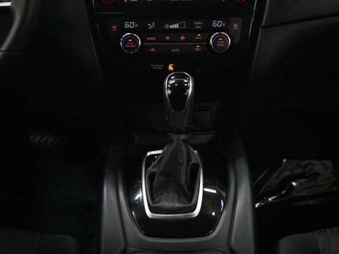 Used 2019 Nissan Rogue SV AWD/4WD image 16