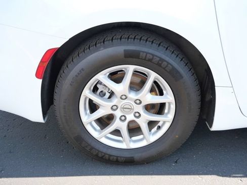 Used 2023 Chrysler Pacifica Touring-L FWD image 5