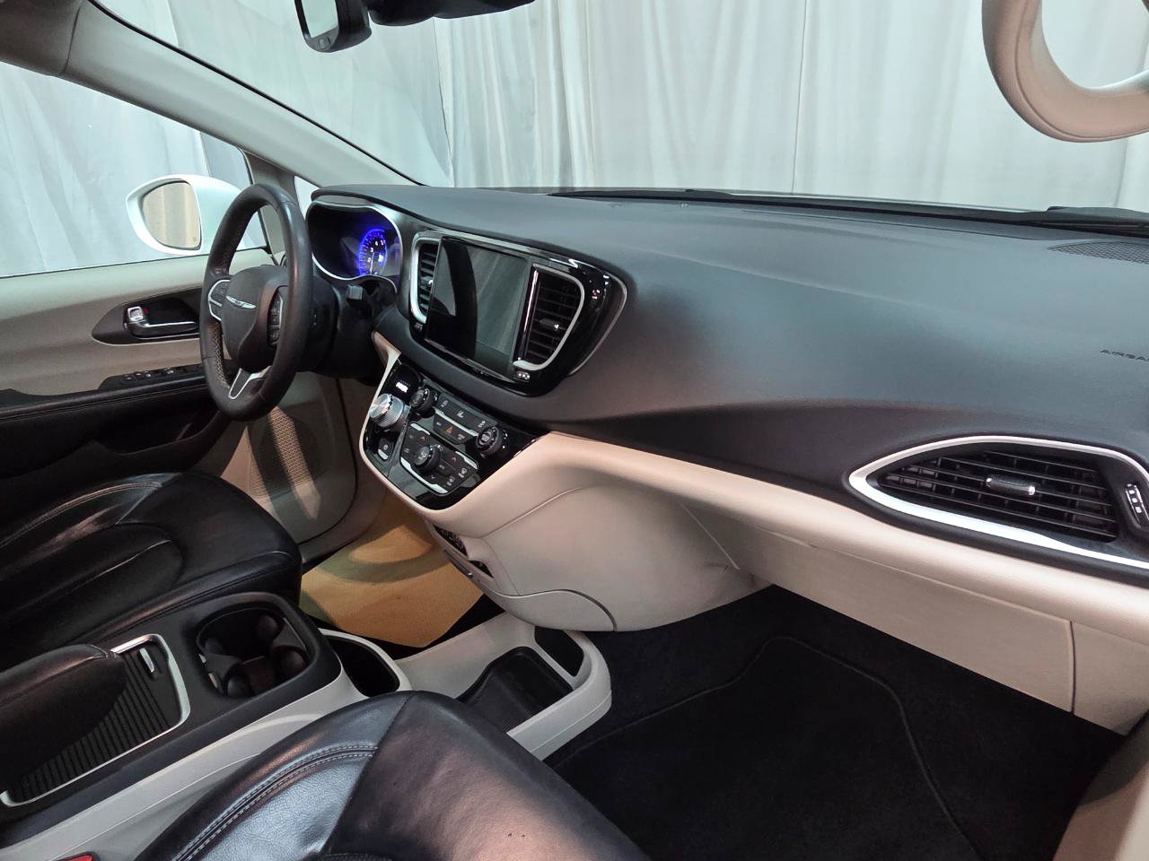 Used 2022 Chrysler Pacifica Touring-L FWD image 18