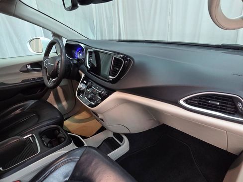 Used 2022 Chrysler Pacifica Touring-L FWD image 18