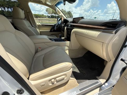 Used 2020 Lexus LX 570 4WD w/ Luxury Package image 15