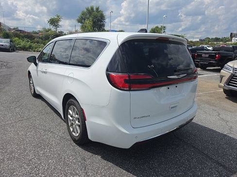 Used 2025 Chrysler Pacifica Select FWD image 5