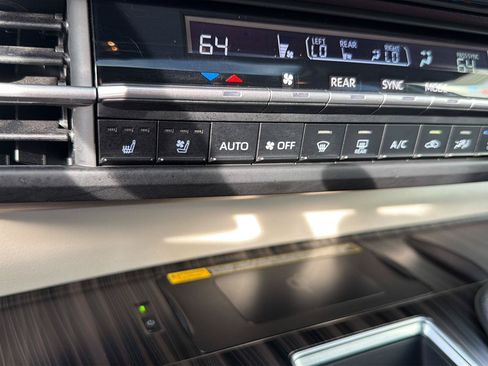 Used 2023 Toyota Sienna Platinum FWD image 28
