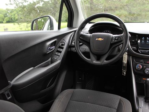 Used 2017 Chevrolet Trax LS AWD/4WD image 9