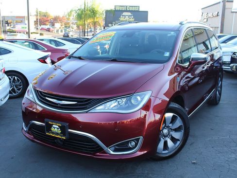 Used 2017 Chrysler Pacifica Platinum image 2
