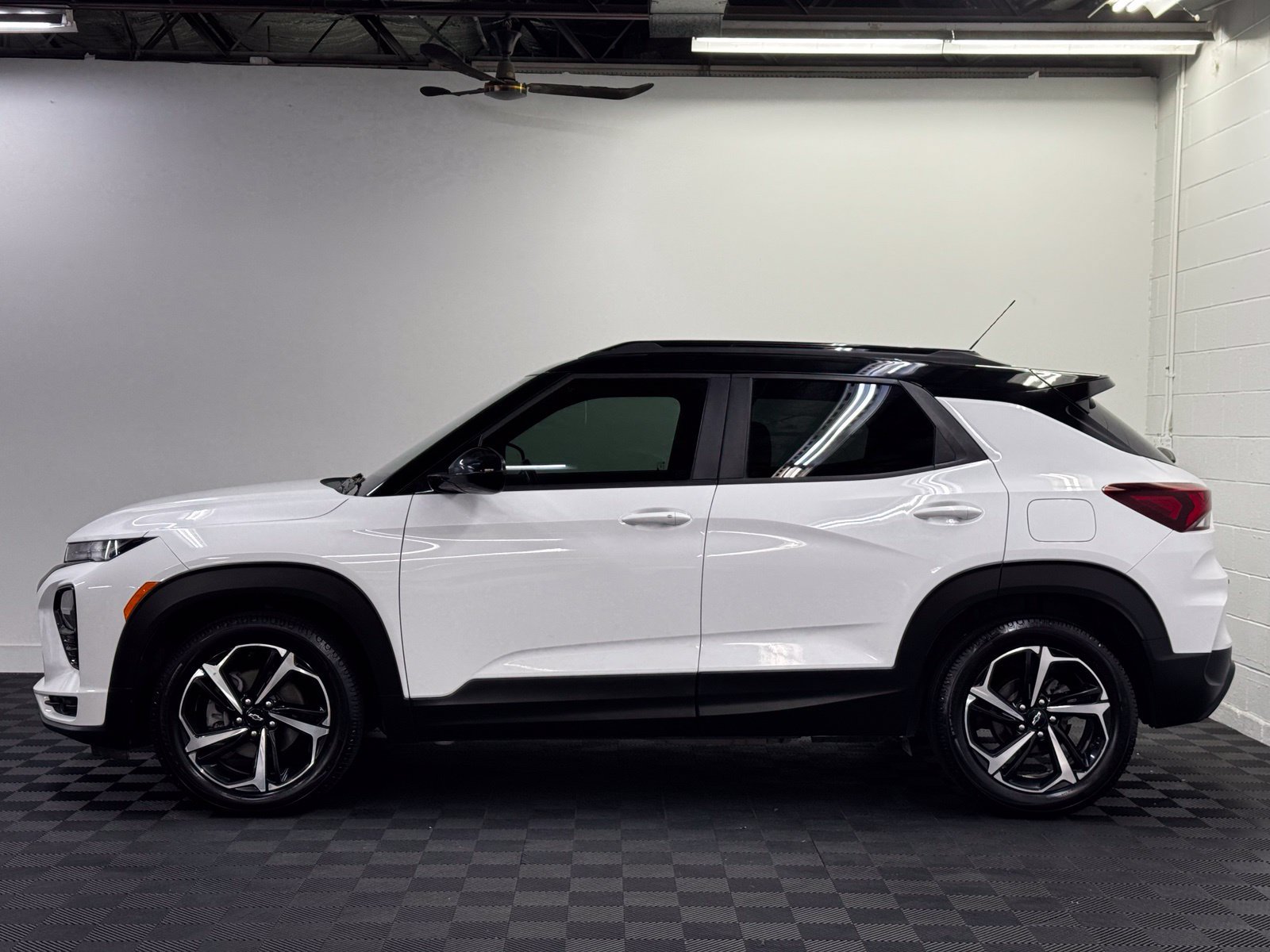 Used 2021 Chevrolet TrailBlazer RS w/ Sun and Liftgate Package FWD image 3