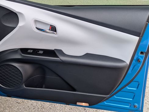 Used 2019 Toyota Prius LE image 27