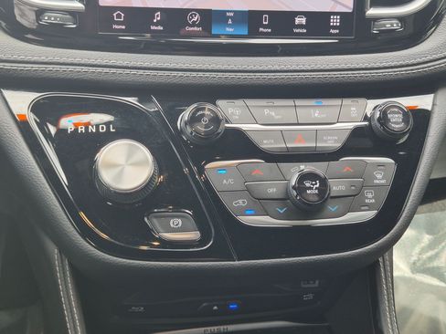 Used 2021 Chrysler Pacifica Limited w/ Uconnect Theater Family Group FWD image 24