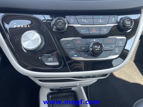 Used 2024 Chrysler Pacifica Touring-L FWD image 11