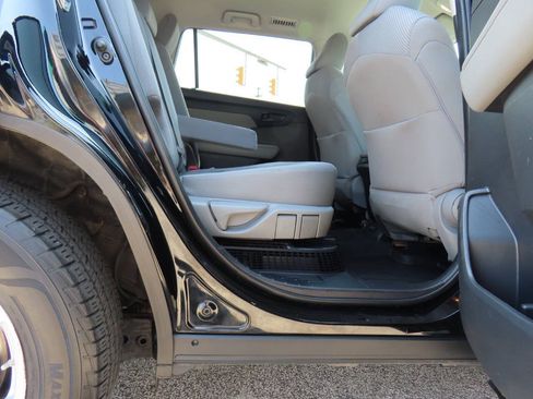 Used 2020 Toyota Highlander LE AWD/4WD image 16