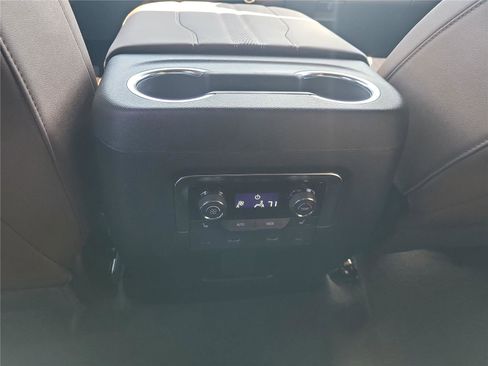 Used 2025 Chevrolet Suburban High Country AWD/4WD image 13