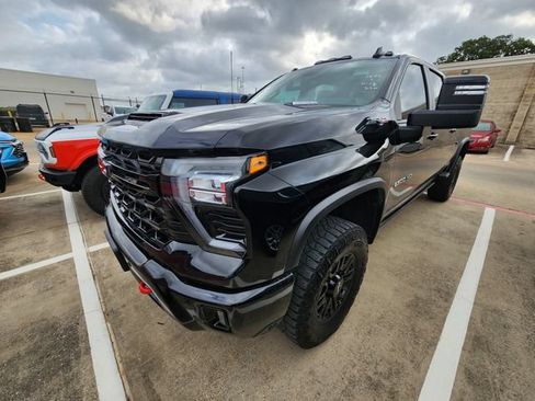 Used 2025 Chevrolet Silverado 2500 ZR2 w/ Technology Package AWD/4WD image 3