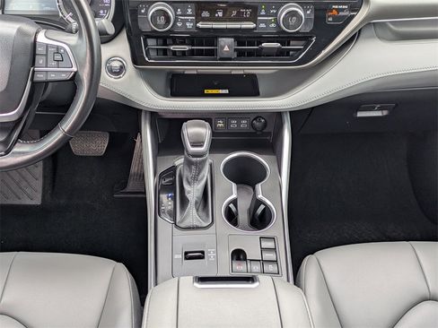 Certified 2023 Toyota Highlander XLE image 21