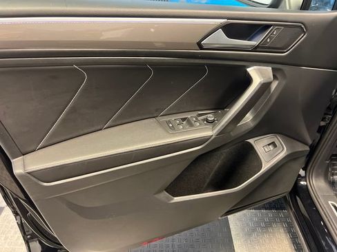 Certified 2022 Volkswagen Tiguan SE R-Line FWD image 8