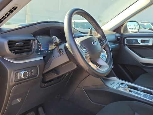 Used 2022 Ford Explorer XLT image 11