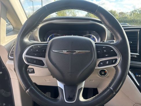 Used 2023 Chrysler Pacifica Touring-L image 29