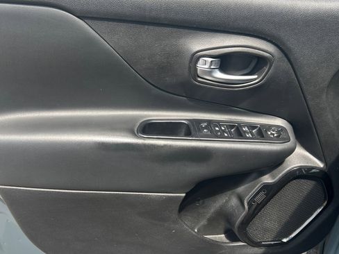 Used 2017 Jeep Renegade Altitude FWD image 26
